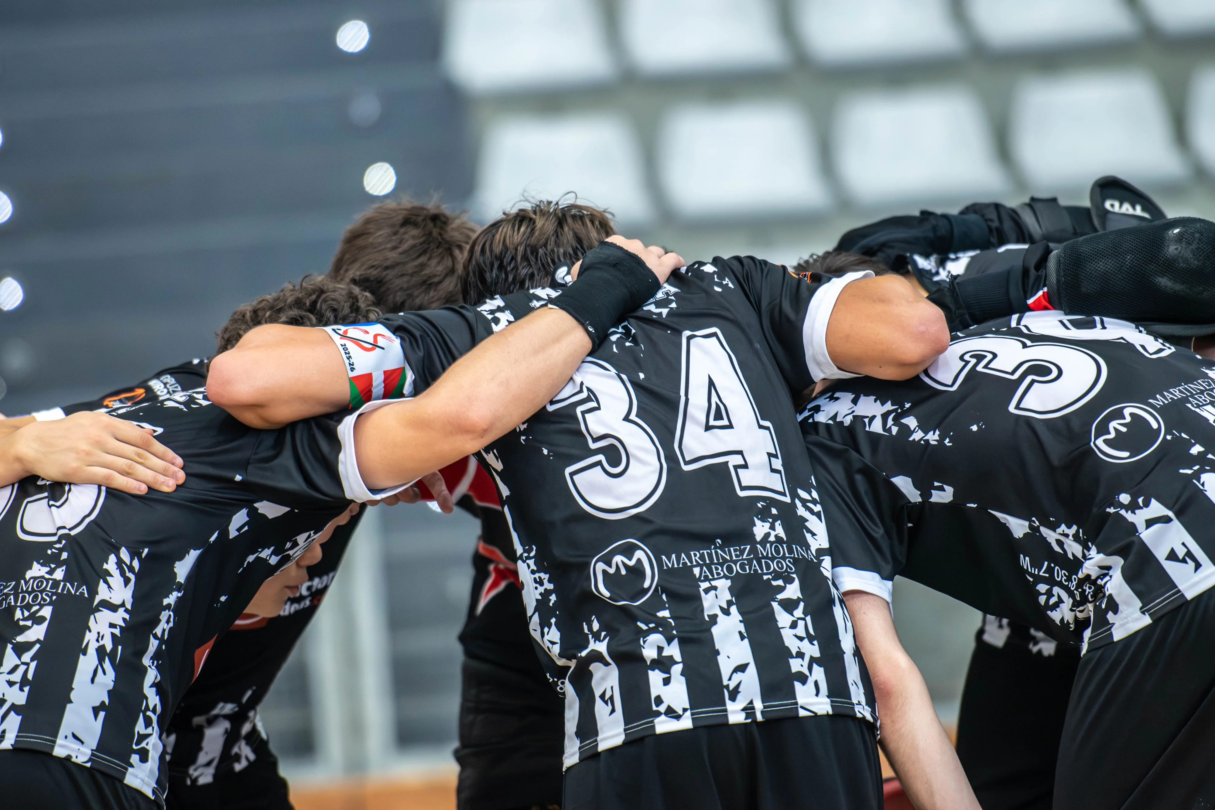 Piña de los jugadores del junior al acabar el partido