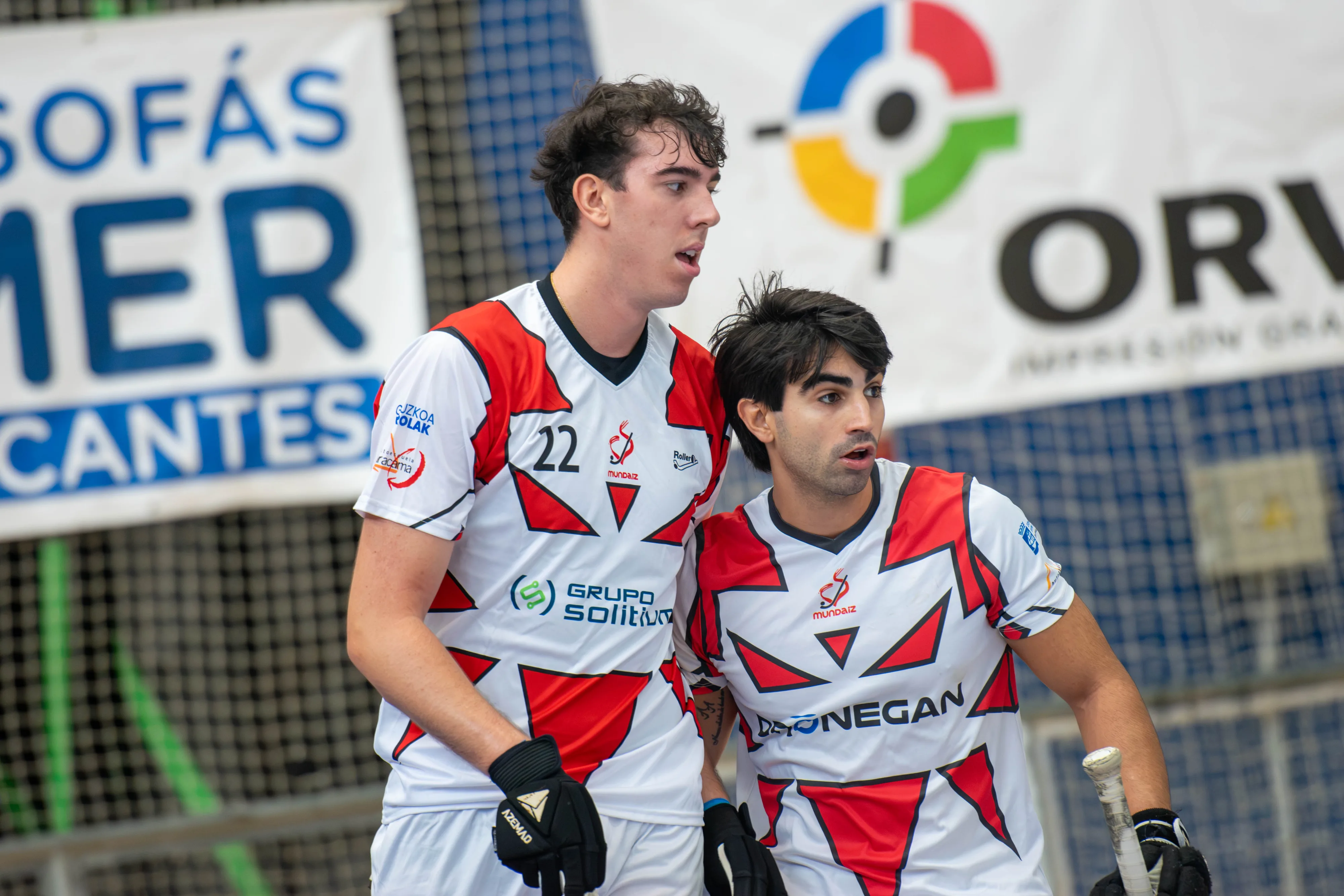 Nicolas Sandonis y un compañero, en el partido ante Laguna Negra