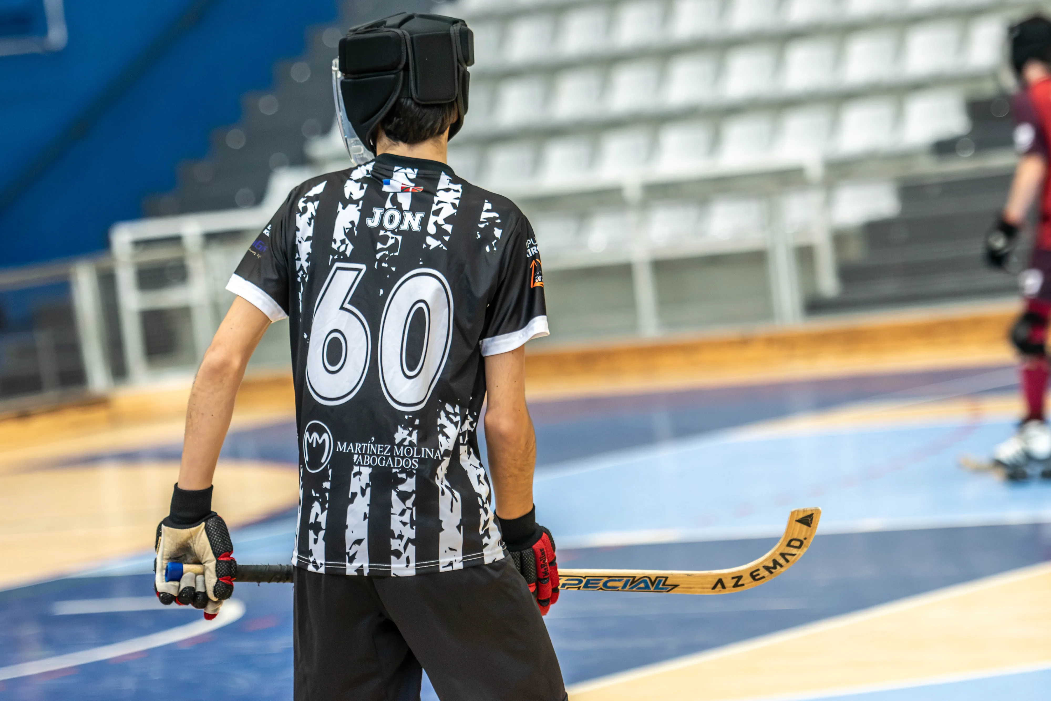 El 60 del Mundaiz, de espaldas, con el stick en la mano