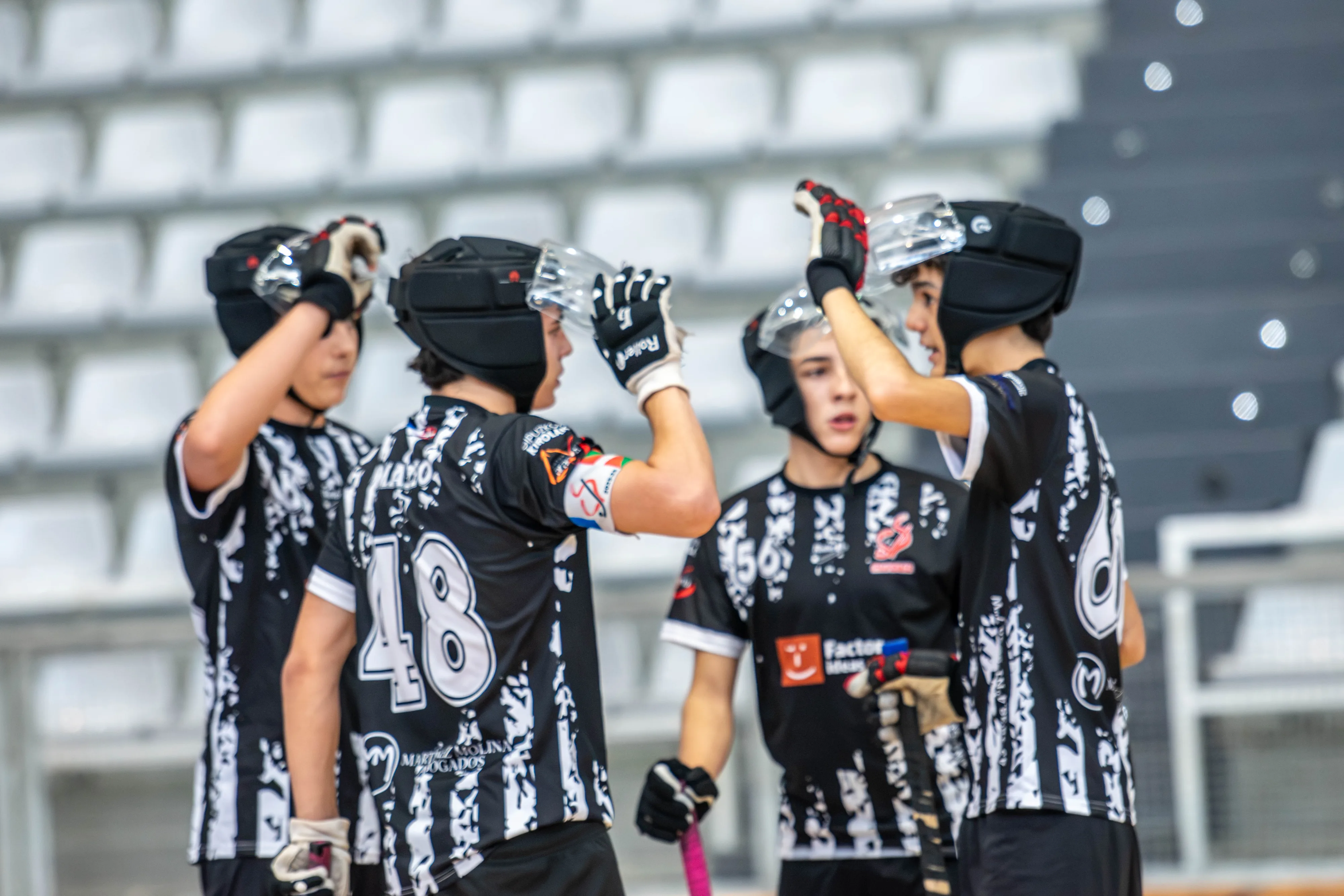 Cuatro jugadores del juvenil del Mundaiz chocan los cascos